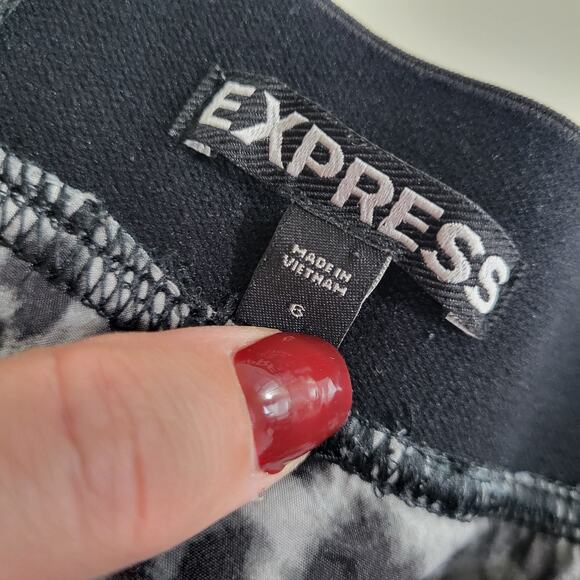 Express Skirt Womens Size 6 Short Mini Black Chevron Classic Preppy Neutral - Picture 3 of 13